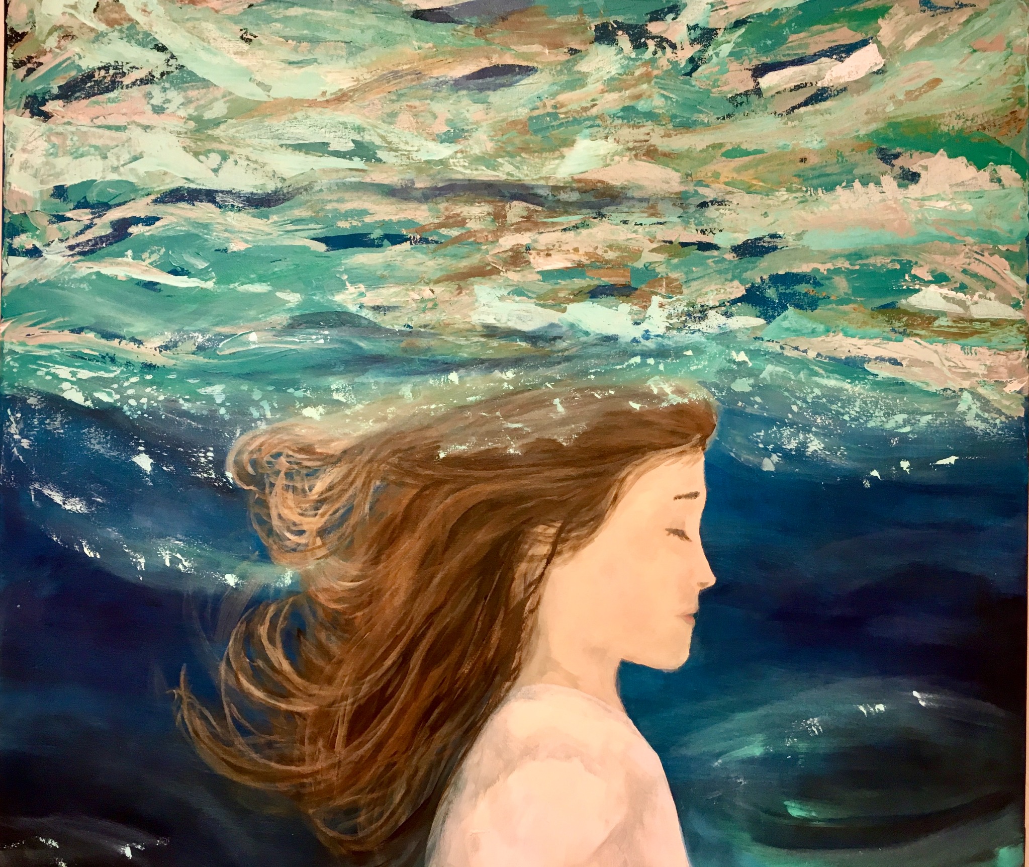 Mujer de perfil bajo el mar