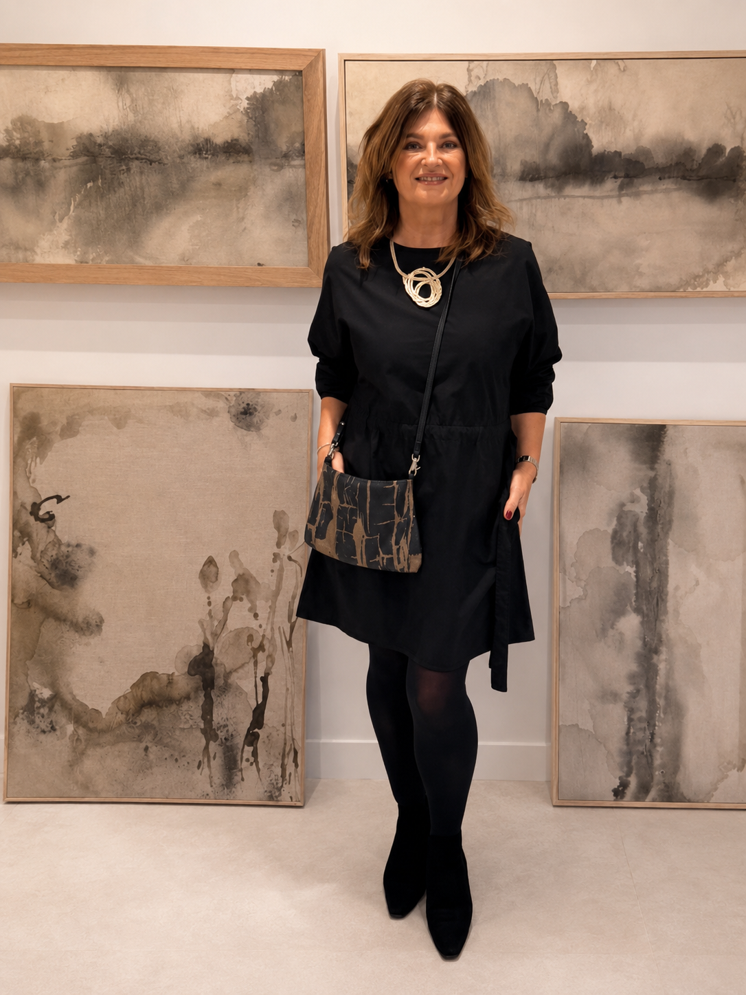 Victoria Cantarelli rodeada de sus obras